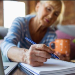Idiomas, arte y memoria: La UNQ ofrece más de 40 cursos gratis para adultos mayores