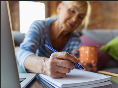 Idiomas, arte y memoria: La UNQ ofrece más de 40 cursos gratis para adultos mayores