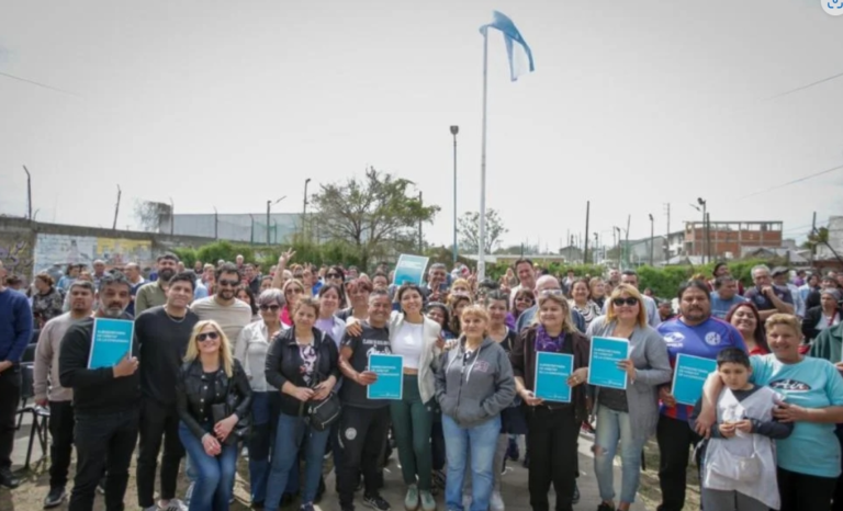 156 familias de Quilmes recibieron sus certificados de adjudicación de terrenos
