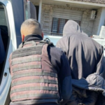 Capturan a tres sujetos armados que redujeron a vecinos en una entradera