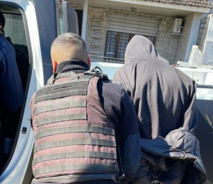 Capturan a tres sujetos armados que redujeron a vecinos en una entradera