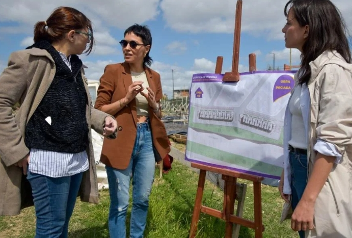 Mayra Mendoza y Silvina Batakis supervisaron la obra de viviendas en el barrio La Odisea