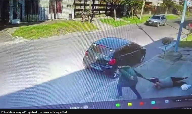 Terrible ataque de motochorros a una mujer la arrastraron para robarle la cartera