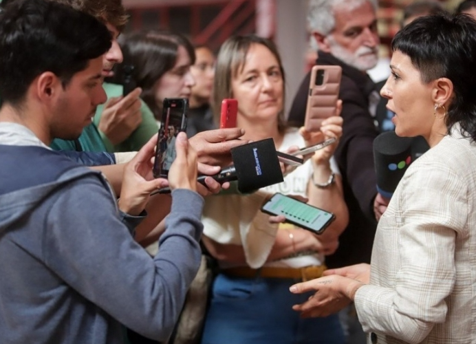 Mayra Mendoza se hizo presente y dió su apoyo a estudiantes de la UNQ agredidos por militantes libertarios en la asamblea
