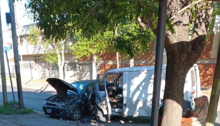Triple choque dejó a dos motociclistas heridos