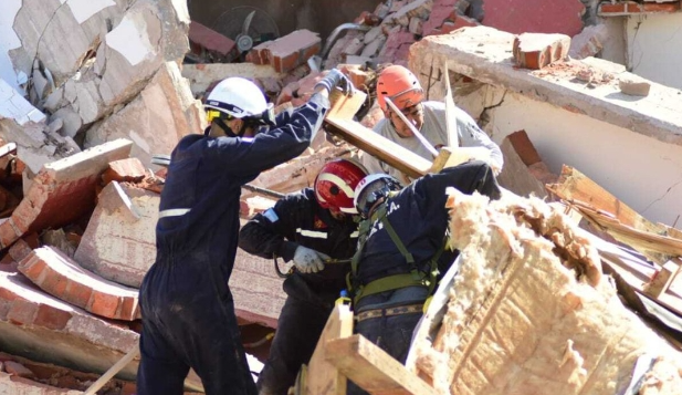 Bomberos Voluntarios de Quilmes se suman al rescate tras el derrumbe en Villa Gesell