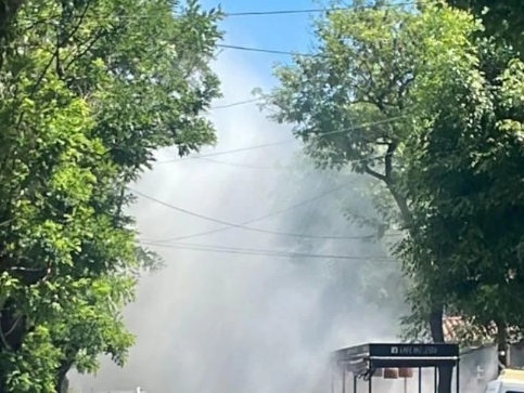 Incendio de vehiculo y susto en Quilmes Centro.