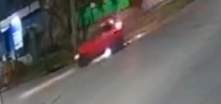 Un automovilista chocó a una moto y la arrastró por dos cuadras: Buscan testigos