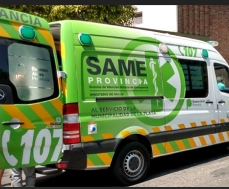 Fuerte choque: dos autos colisionan y uno termina incrustado contra una vivienda