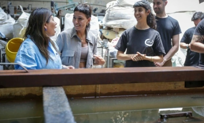 Mayra Mendoza recorrido una fábrica de madera plástica
