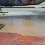 Obras: Rompieron un caño de AySA en Dorrego y Alvear vecinos afectados por una inundación