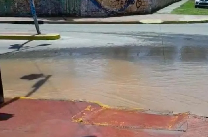 Obras: Rompieron un caño de AySA en Dorrego y Alvear vecinos afectados por una inundación
