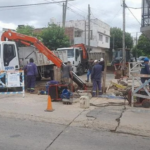 AySA reparó una cañería rota en Quilmes Centro que causaba grandes problemas