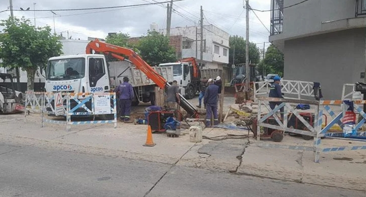 AySA reparó una cañería rota en Quilmes Centro que causaba grandes problemas