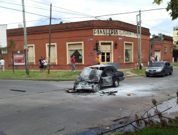 Gran choque entre un colectivo y un auto en Quilmes generó complicaciones en el tránsito