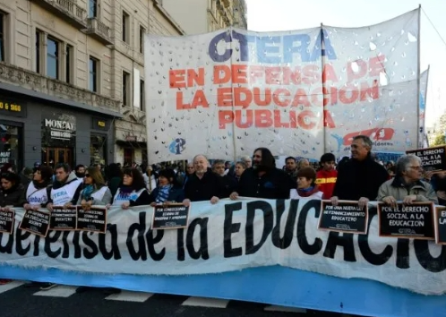 El Gobierno fijó por decreto el salario mínimo de los docentes en $500.000