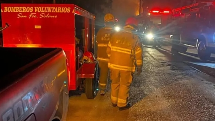 Incendio en la línea 266 se incendiaron tres colectivos en Bernal Oeste