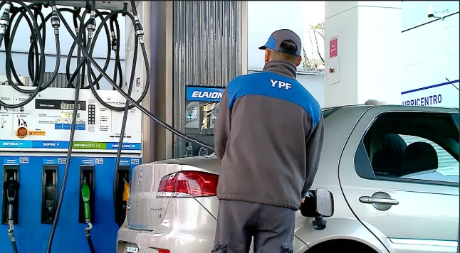 Desde la medianoche, YPF aumentará la nafta: la suba rondaría el 2%