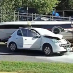 INSOLITO: Chocaron a una lancha en plena avenida y hay un herido