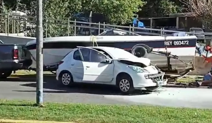 INSOLITO: Chocaron a una lancha en plena avenida y hay un herido