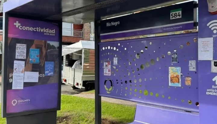 El municipio reparó las paradas seguras y las llenaron de afiches, los vecinos estan enfurecidos.
