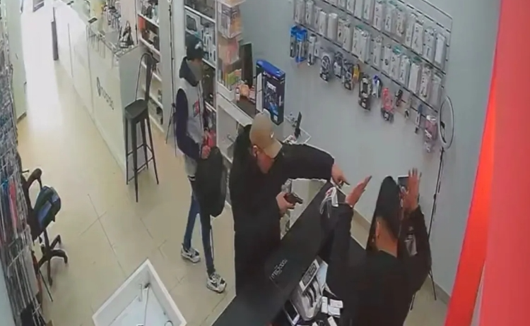 Violento asalto en Solano: Vaciaron un local de celulares recién inaugurado
