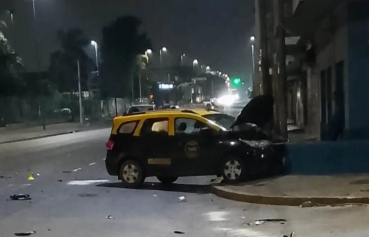 Motociclista murió tras chocar contra un taxi en Av. Calchaquí