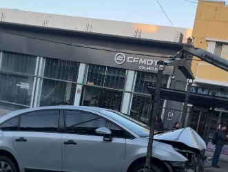 Automovilista chocó contra un semáforo y lo dejó fuera de servicio