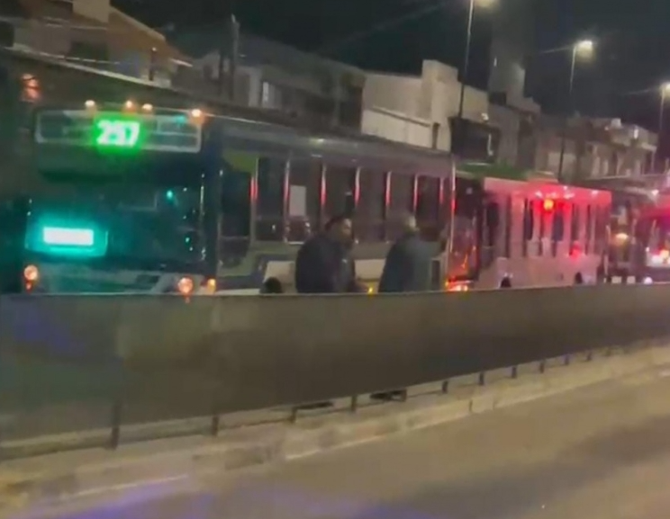 Choque múltiple de colectivos en el Metrobus Calchaquí dejó más de 20 heridos