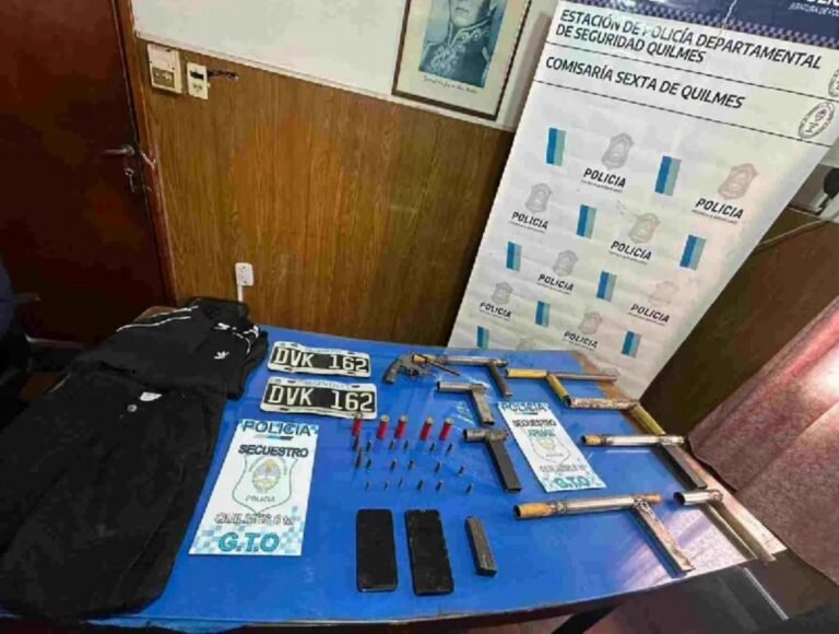 Dos detenidos tras decomisar un arsenal de armas tumberas en allanamiento en Ezpeleta