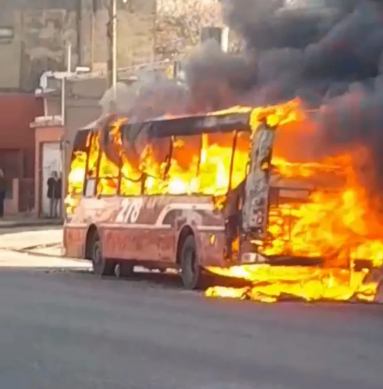 Colectivo de la línea 278 se prendió fuego en Quilmes Oeste