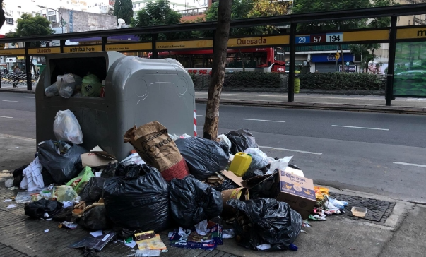 La Ciudad aplicará multas de hasta $900 mil a quienes revuelvan la basura y ensucien la vía pública